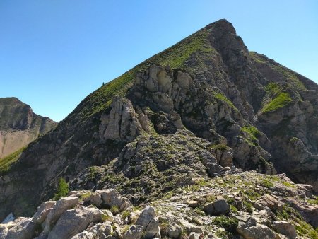 Le rognon rocheux de la crête ouest des Parias, avec son gendarme (deuxième rognon rocheux central) à escalader par la gauche