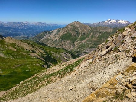 Premiers pas de descente dans la pente ouest de la Pointe de Fleurendon. Viser le cairn à main droite, traverser en diagonale jusqu’à lui pour rejoindre des pentes ouest et/ou nord-ouest plus abordables