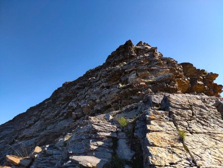 Sur la crête, grimper au mieux et au plus facile sans jamais trop s’écarter du fil