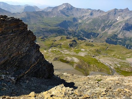 Vue plongeante au sud-est sur l’alpage de Rocher Roux, dans l’axe en arrière-plan le Mourre Froid 