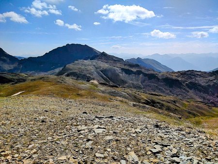 Approche du Col des Terres Blanches, Roc Blanc pointant au centre au-dessus