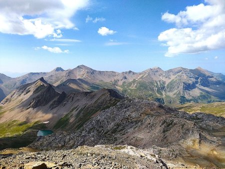 Du sommet de Roc Blanc, vue sur la suite de l’itinéraire : le dédale de roche blanche et la Pointe des Rougnous