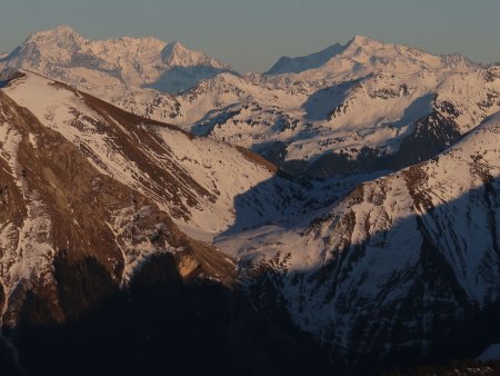 Au loin, la Vanoise taille l’horizon avec le Mont Pourri et Bellecôte.