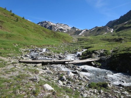 Regard arrière lors de la descente du Col de Péas