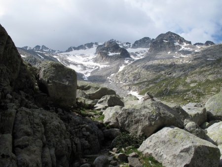 En contrebas des hauts sommets de la Maladeta