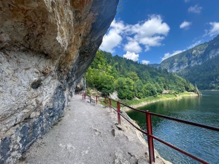 En balcon sur le lac du Moron