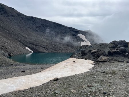 Passé les barres rocheuses, arrivée au premier lac