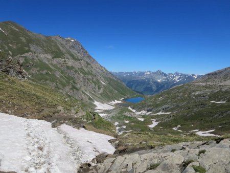 Vue arrière vers le lac Egorgéou lors de la montée au lac Foréant. Au fond, la Tête du Pelvas (2929m) et Bric Bouchet (2997m)