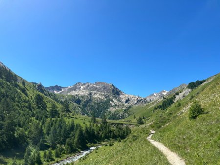 Le sentier s’élève en direction du lac