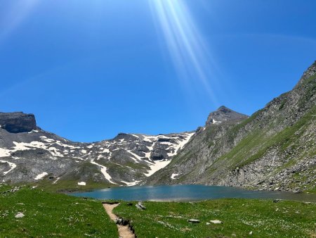 Derrière la Croix, un lac