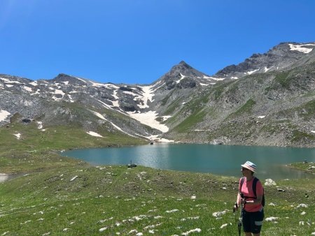 Derrière la Croix, un lac