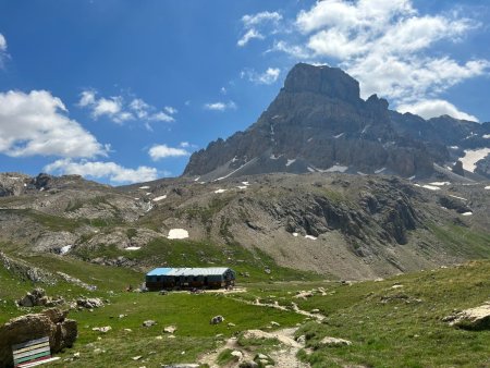 Le refuge de Chambeyron sous le Brec du même nom