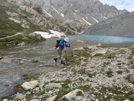 Franchissement du gué à l’extrémité du Lac Long, en direction du Pas de la Couletta