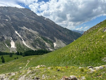 Le Vallon des Aoupets, la pente s’infléchit. On va pouvoir savourer.