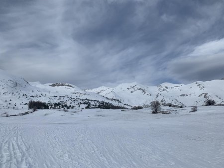 Sur la gauche, on aperçoit la petite pointe du sommet.