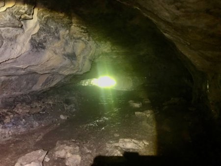 L’entrée de la grotte inférieure, dans le rétro