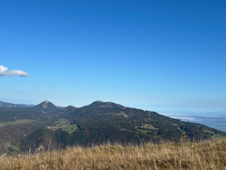 Le Suchet et son antécime, vue prise au Mont d’Or, juste en face. À gauche, les Aiguilles de Baulmes et les éoliennes de la Gittaz.