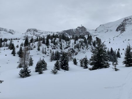 Plateau de Bure (au premier plan petite barre 1740m). 