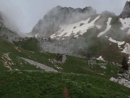 On quitte le vallon d’Oche pour monter sur la croupe.