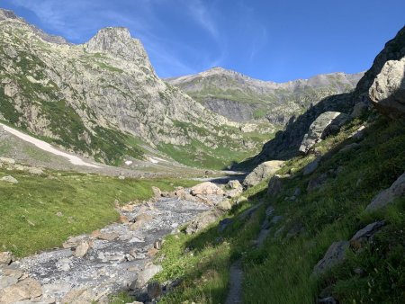 Après le passage, la vue s’ouvre sur la partie supérieure du vallon dominée par le Gros Nol et au fond la Pointe du Genévrier