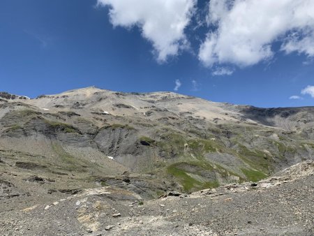 Vue arrière sur le sommet en descendant sur le col de Salenton