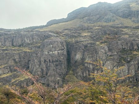 Les tâches blanches sur les parois sont du guano, les condors nichent au-dessus.