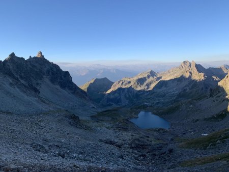 De l’autre côté, la Pierra Menta, le refuge de Presset et son lac