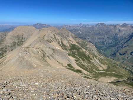 Vers le nord ouest, le parcours en crête depuis le Garabrut