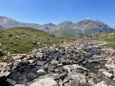 Pause déjeuner sur le torrent dans les prairies des Rougnous