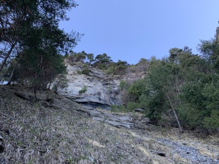 Le chemin passera juste au-dessus de cette barre rocheuse