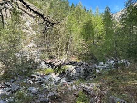 Passerelle en ruine.