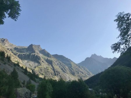 Au départ des Baumes, l’itinéraire de montée à gauche et le Sirac à droite