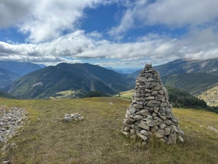 Grand cairn au niveau de la source.