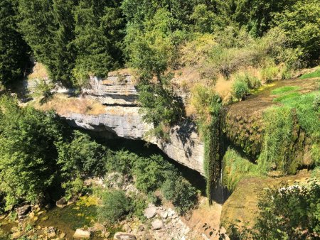 Le Moulin du Saut, première des cascades rencontrées en route, sur la Serpentine, qui alimente l’Ain, et que l’on pourrait de ce fait appeler l’Autre...