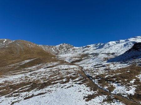 Le col au loin.