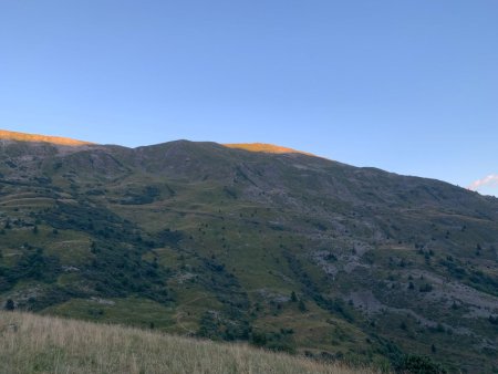 Au départ, le Crey du Quart prend déjà le soleil