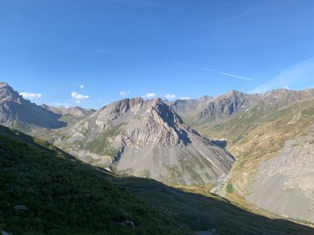 La masse rocheuse de la Roche Olvéra entre la Barre des Écrins et la Meije