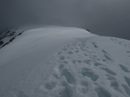 Montée pénible dans la neige molle et lourde...