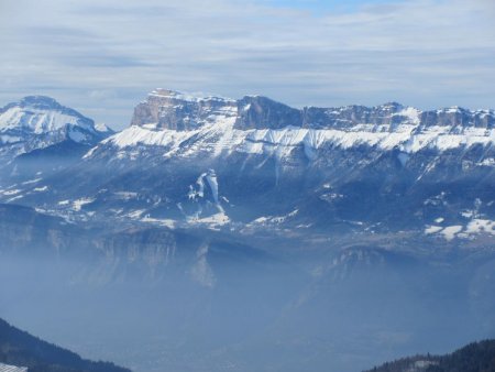 Chamechaude à gauche, Dent de Crolles et les pistes de ski de la station de St Hilaire du Touvet.