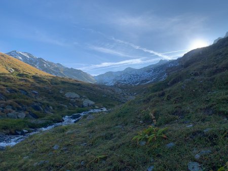 La combe de la Vallette avec Roche Château au fond à droite et la Pointe de la Pissine au fond à gauche