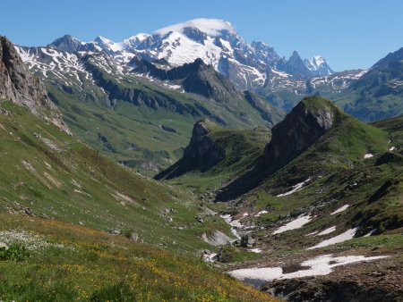 Le Mont Blanc trône en maître au loin.