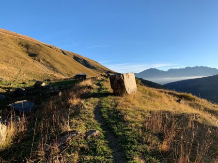 On passe devant un beau rocher et une cabane