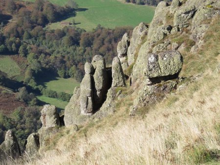 Une vue sur les monolithes de poudingues.