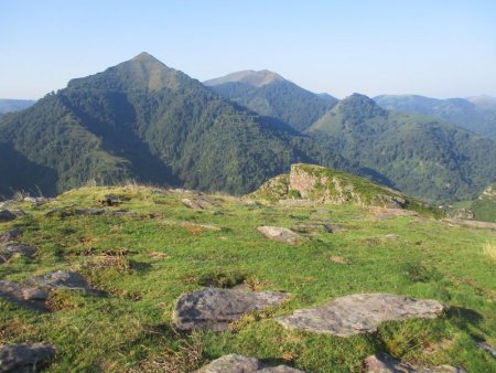 Et une vue panoramique vers l’Irubelakaskoa et le Gorramakil.