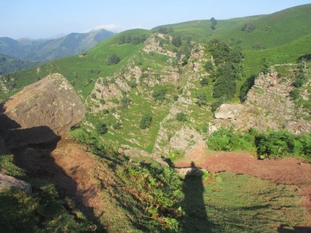 On peut y admirer des falaises rocheuses et y chercher des nids de vautours.