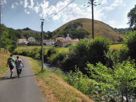 Par une petite route rive gauche du ruisseau.