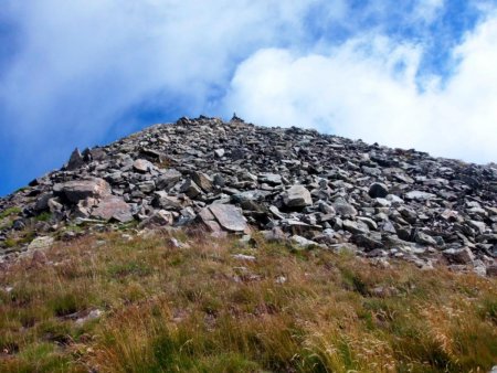 Dernier mètres dans la caillasse vers le cairn sommital...