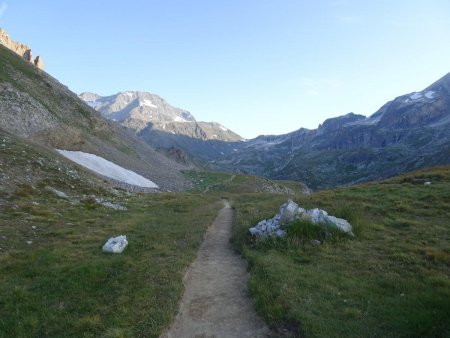 Au centre le col de Chavière