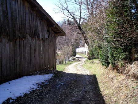 Passage entre les granges du hameau