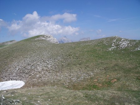 Proche du Sommet de Ranconnet, le Grand Veymont et  le Mont Aiguille pointent leurs cimes